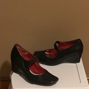 Kenneth Cole Wedge Pumps, Size 7. Black leather